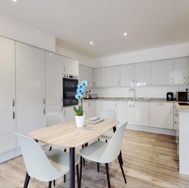 Spacious Two Bedroom Apartment With Valley Views Abertillery Εξωτερικό φωτογραφία