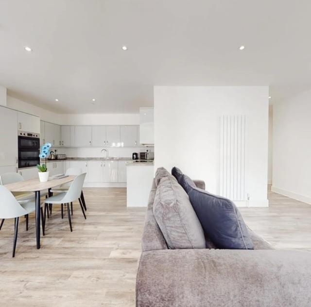 Spacious Two Bedroom Apartment With Valley Views Abertillery Εξωτερικό φωτογραφία